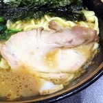 家系総本山 ラーメン 吉村家 - チャーシューはスモーク。美味しいです。