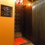 BAR EAST - 玄関はシャンデリアがありゴージャスです。