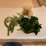 すし岩瀬 - 海ブドウ、わかめ、ガリ