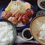 ごはん職人六兵衛 - 唐揚げ3&2盛合せ定食(豚汁付)880円 オリジナル唐揚げ３個と甘辛餡唐揚げ２個。ご飯２杯食べられちゃうよ(＾ω＾)