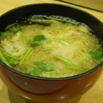 すし定 - お味噌汁(この日の具は三つ葉、油揚げ、ワカメ）