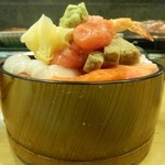 ちらし中盛り　真横からみるとこんな感じ