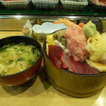 ちらし中盛りとお味噌汁