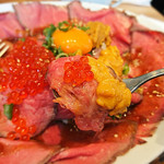 成城石井 スタイル デリ&カフェ - 北海道産いくらとウニ（ミョウバン不使用）の贅沢ローストビーフ丼