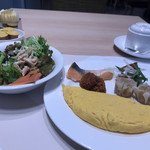 ベルテンポ - 料理写真:朝食ビュッフェ2600円(総額)。生野菜、オムレツ、鮭の塩焼きなど。生野菜の調味料にナンプラーがあるのも、私のツボにはまる理由です(╹◡╹)。本当は、フォー用ですが(笑)