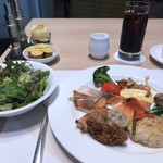 ベルテンポ - 料理写真:朝食ビュッフェ2600円(総額)。豆腐のハンバーグ、赤魚の塩麹焼きなど。鮭の手前が赤魚です。白髪ねぎ、青しそなどの薬味たっぷりで、さっぱりしながらも濃厚な旨味が楽しめました(╹◡╹)