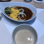 ベルテンポ - 朝食ビュッフェ２６００円（総額）。カレー、とろろ汁。カレーはほぼ日替わりです。この日は、ビーフ、チキンと、お肉たっぷりカレーでした。うどんとスクランブルエッグと一緒にいただきました（╹◡╹）