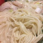 串カツ 博多空気椅子酒場 - 麺は細ストレート