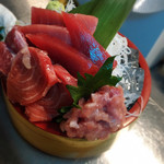 マグロ専門 吉田屋 - ナママグロのぶっかけ刺し桶