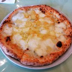 Pizzeria Pancia Piena - クアトロフォルマッジ　￥2,200