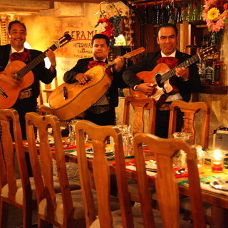 メキシコの3人組楽団「マリアッチ」の生演奏