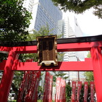 ラーメン二郎 - 祠もあるんですよ