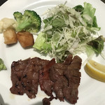 Aoba tei - メインのプレートには、牛たん5切れ、サラダ、揚げ芋、カットレモン、山葵が乗ります。