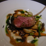 エクアトゥール - ヴィヤンド／穀物飼育のプレミアム仔羊のロティ、ジュードアニョーとニンニクのピュレ、ヴィネグレットエルブと春野菜