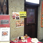 バーワルチー - 店のドアー、来店時は札がクローズになっていた・平成２４年１月28日
