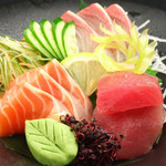 Assorted sashimi - half platter - 2 pieces x 3 types