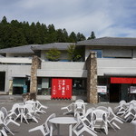 喜多方麺茶屋 - 会津で二番目に広いお土産売り場となります（鶴ヶ城会館がやはり一番広いかな）