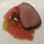 Mirazur - マグロ フランボワーズ シチリアのブロンテ産ピスタチオオイル