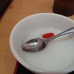 BI ZEN BOU - 杏仁豆腐らしい。固い。甘味は薄い。なぜか完食。