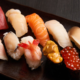 Recommended to eat after 9pm ◇The sushi set with a choice of toppings is popular