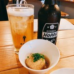 やきとりあそび邸 - 白ホッピー[420円]とお通しの肉団子