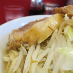 ラーメン二郎 - 豚の厚み