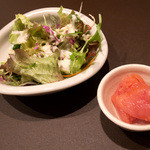 味・ma-ru - ランチはサラダと明太子がセルフで取り放題。ドレッシングが沢山用意されていました。