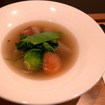 味・ma-ru - パスタランチにはこんな本格的なスープとガーリックパンがセット。