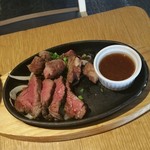 炭火ビストロ ゴーバル - 【数量限定】牛ランプ肉と中落ちカルビの炭焼きグリル＠1100円