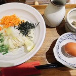 讃岐のおうどん 花は咲く - うま辛たぬきのぶっかけうどん 生たまごトッピングで