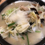 福満苑 - 野菜炒め入り白湯ラーメン
