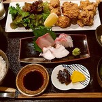 Uo sho - ◼️鶏唐揚げ定食【￥1200】
                        初めはいいお値段するかなと感じましたが、
                        小鉢やデザートも付いて品数も量も多く、大ぶりの唐揚げ5個も食べ手応え十分でお値段にも納得。刺身も厚み有。
                        食後のコーヒー付。