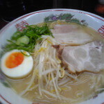 勝ちゃんラーメン - 550円　麺もスープも　旨いこれっ。