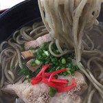 てんだ花 - シマアザミ入りの麺。
            ラフテーは軟骨まで美味しくいただけます。