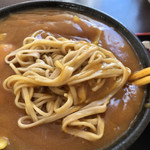 苗穂通り しあわせ食堂 - カレーそばの麺をアップで。