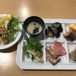 Piemonte - 朝食ビュッフェ１４３０円（総額）。蒸し鷄のサラダ、茶碗蒸しなど。お料理の種類、レベルだけなら、コスパはいいと思います(^｡^)。でも。。。清潔感は、もっと頑張ってほしいです