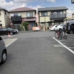 麺屋 七利屋 - 店舗むかって右脇から入ると駐車場
      月極も有るので注意