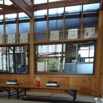 松茸山 丸光園 - 小屋内、ピークタイムを外して来店しています。