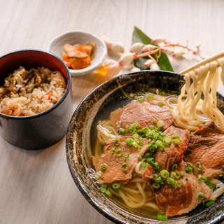 沖縄そばとあぐー豚を同時に堪能できる。口福感溢れる“肉そば”