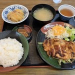 食市場萬屋 - 日替りランチ、チキンソテー、じゃが芋の煮物