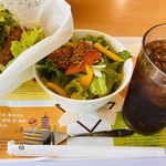 Mosu Baga - 海老カツバーガー菜摘で。
                        サラダセット ウーロン茶M