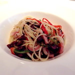 ラーゴ - パスタ（オイル）ベーコンと万願寺のフェデリーニ　お皿がとても熱い（2019年9月）