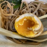 啜磨専科 - 味付玉子は半熟未満でとろけています