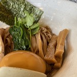 啜磨専科 - は黒い方の麺で、少し太い気がします