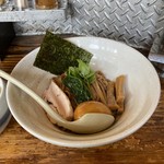 啜磨専科 - トッピングは、海苔、三つ葉、ほうれん草、メンマ、鶏チャーシュー、味付玉子（追加トッピング）です