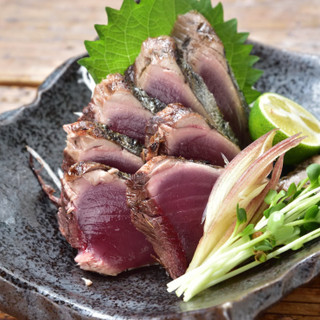 魚介の風味と香ばしさが増す◎当店の名物、旬魚の藁焼き