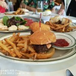 Wolfgang's Steakhouse by Wolfgang Zwiener - ハンバーガーのスライダー