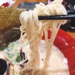 串カツ 博多空気椅子酒場 - 麺は細麺ストレート♪