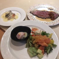 カシュカシュ - ランチビュッフェ３５００円（総額）。第１弾。サラダのトッピングとして、サーモン、蒸し鷄、アボカド、マッシュルーム、とびこが用意されていて、とても美味しくいただきました（╹◡╹）