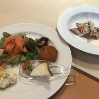 カシュカシュ - ランチビュッフェ３５００円（総額）。イベリコ豚ベーコンのコロッケ、豚肉の鉄板焼きしゃぶなど。どの品も、とても美味しかったです（╹◡╹）
                      この中ではイカがとーっても美味しかったです（╹◡╹）（╹◡╹）